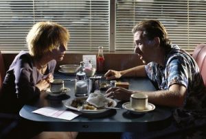 La première scène du film Pulp Fiction montre deux criminels peu expérimentés, ce qui permet un effet de contraste avec la scène suivante, laquelle suit deux gangsters d'expérience.